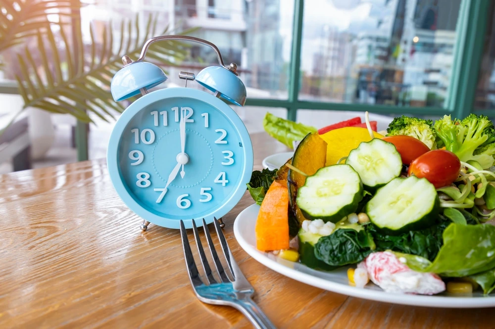 ウォーキング後の食事で空ける時間について解説するブログで、食事をするタイミングで得られる効果について解説していきます。