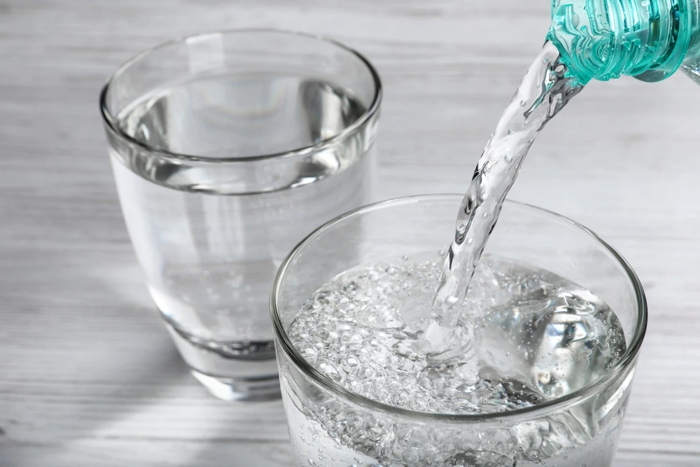 空腹時に炭酸水を飲むときの注意点について解説します