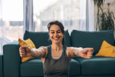 女性向けに二の腕を引き締めるゴムバンド筋トレを3つ紹介している画像