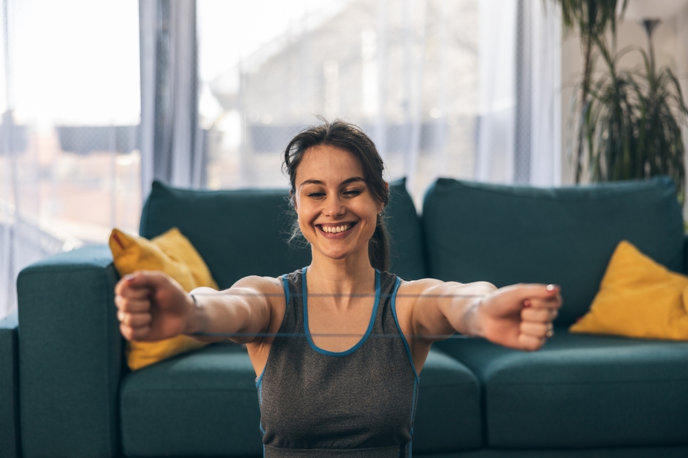 女性向けに二の腕を引き締めるゴムバンド筋トレを3つ紹介している画像