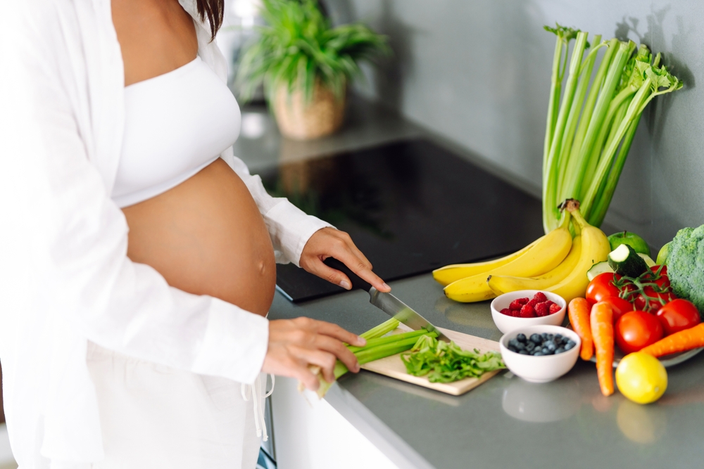 妊婦さんにとってケールに含まれる栄養とその働きについて紹介する画像