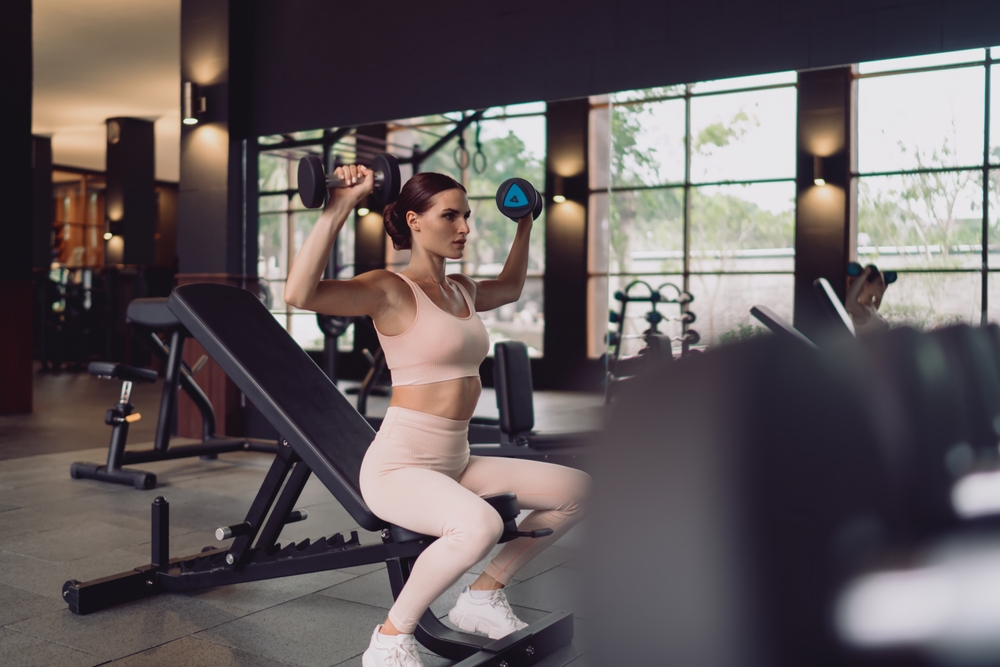 二の腕がたるむ原因と、座ったままで鍛えられる筋肉について解説している画像